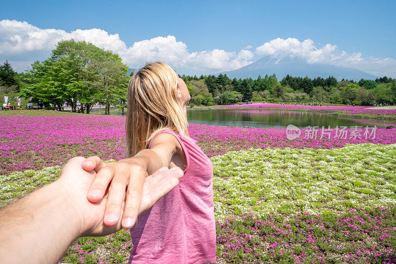 女人在日本旅行，遵循我的概念，她牵着男友的手