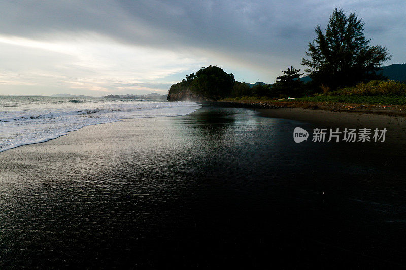 白色的海浪和黑色的沙滩