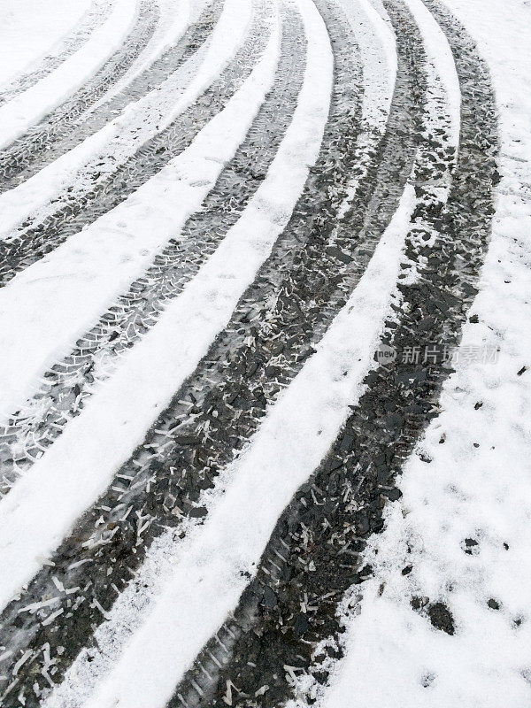 汽车轮胎印在新落的地上，街上的雪软了。