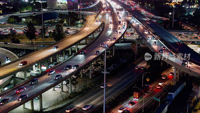 加利福尼亚州洛杉矶的夜间交通鸟瞰图