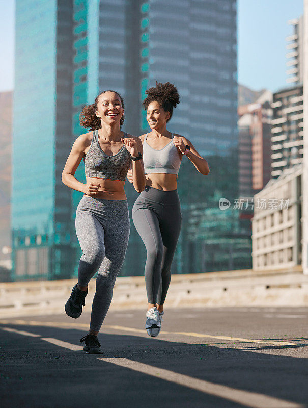 健身，女人和朋友在城市跑步进行有氧运动，在户外一起训练或锻炼。快乐活跃的女性在开普敦享受健康平衡的生活方式