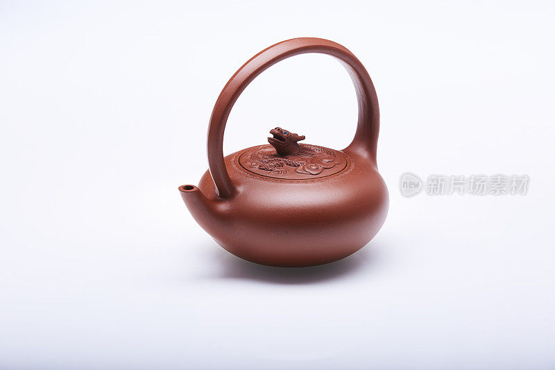 白色背景上孤立的中国陶制茶壶。