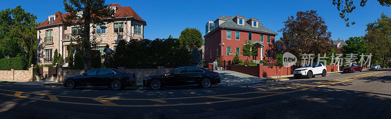街道与豪华住宅和明亮的蓝色晴空，布鲁克林，纽约。