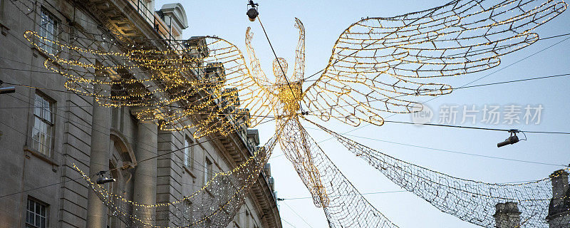 圣诞天使装饰悬挂在摄政街