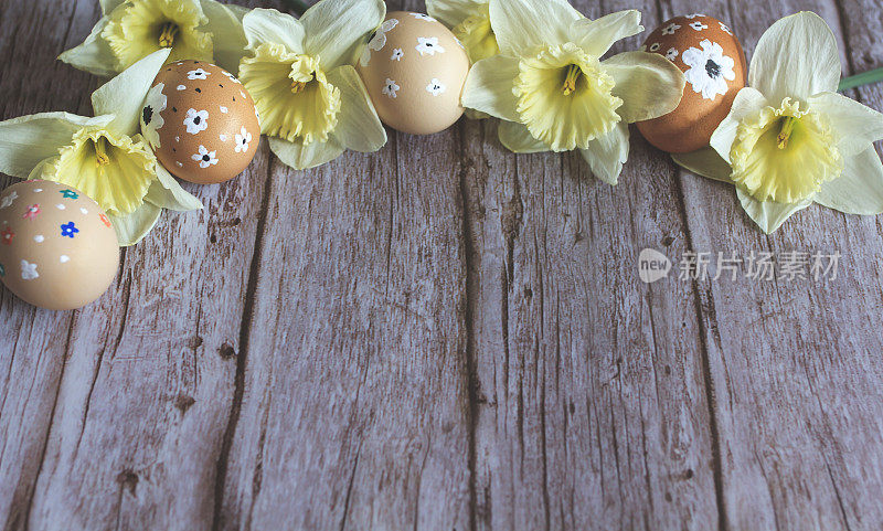 复活节花环，由鲜花和复活节蛋，在木制背景与复制空间