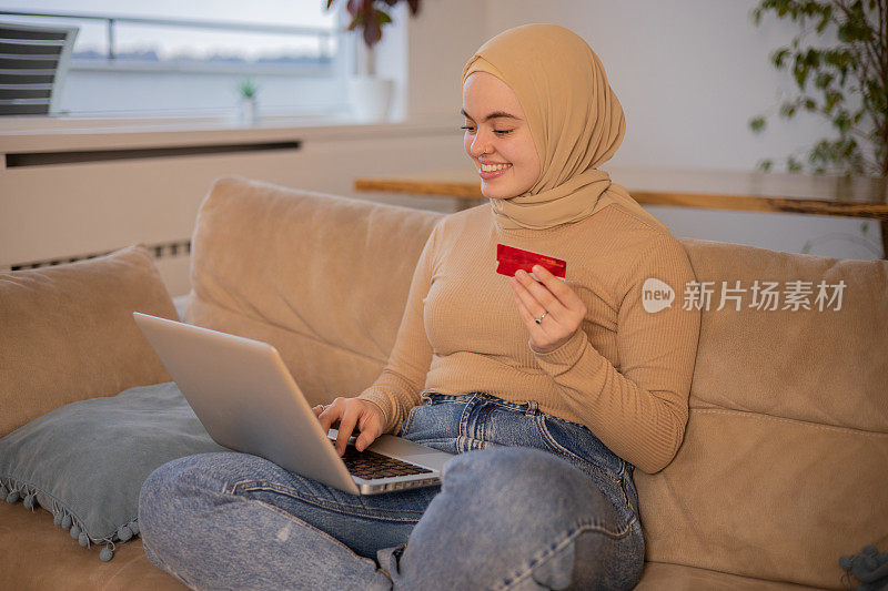 一名女子用信用卡在网上购物