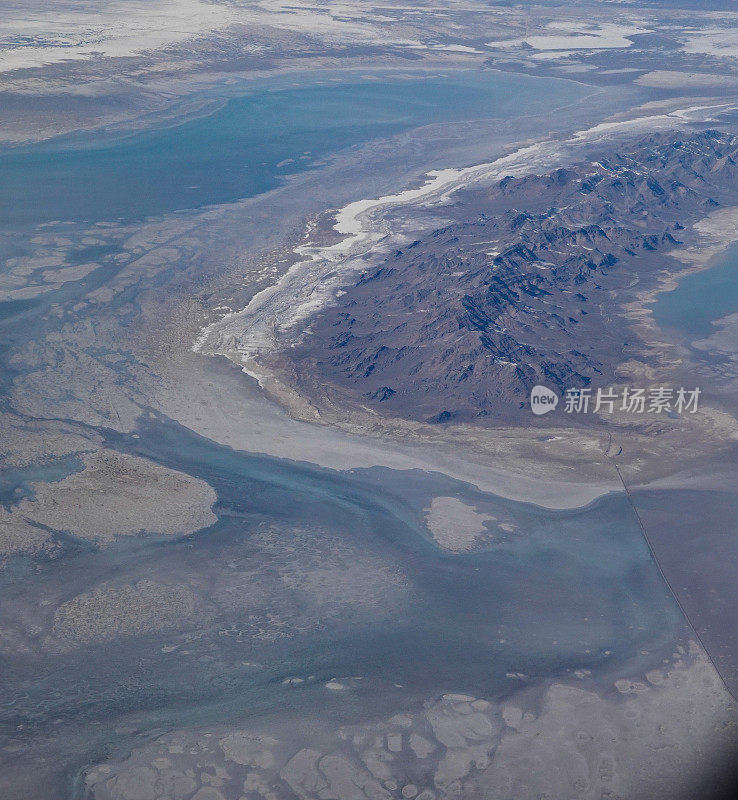 在冬季，鸟瞰缩小的大盐湖与岛屿和盐滩。