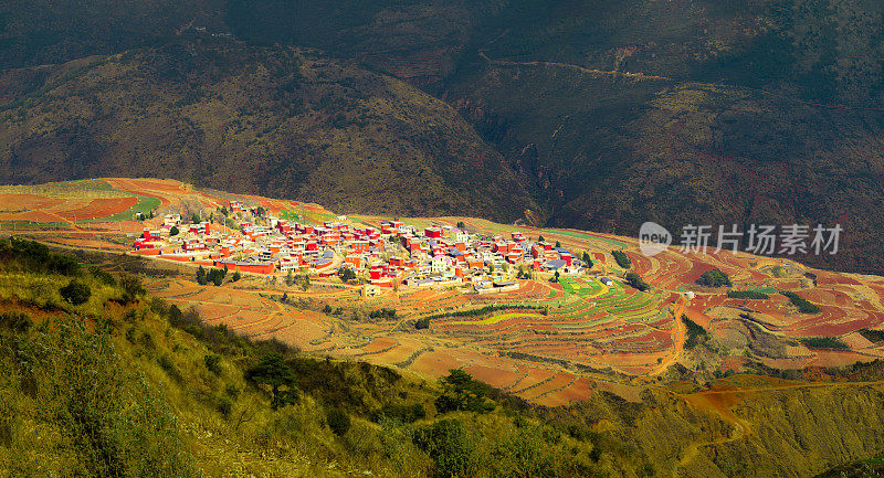 村庄居住在峡谷里的红土梯田上。