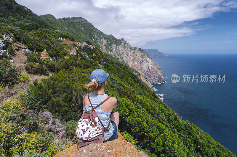 一名女子注视着葡萄牙马德拉岛的海岸线