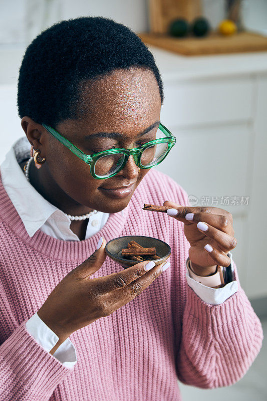 可爱的女孩在厨房吃巧克力