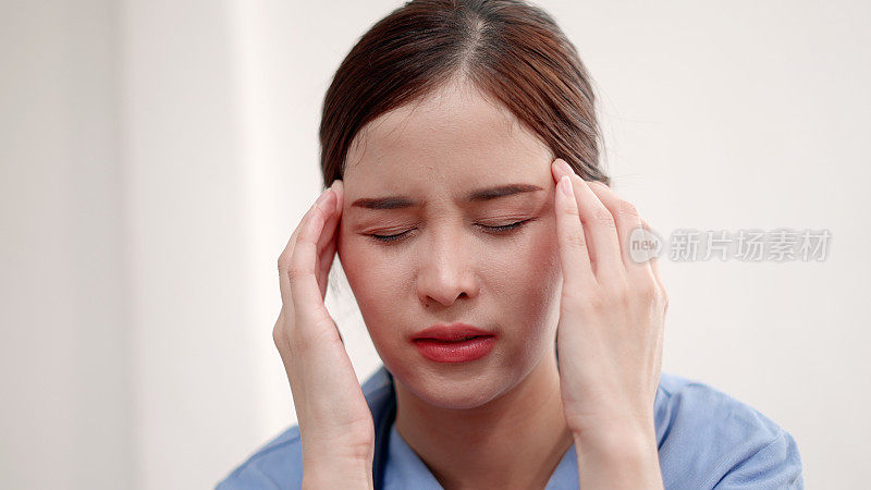 亚洲女医生在医院或诊所工作时，脸上没有任何危机或头痛。一个疲惫的女性健康专家的肖像失望，焦虑在医疗和病人的治疗，压力或担心，错误，失败，沮丧。