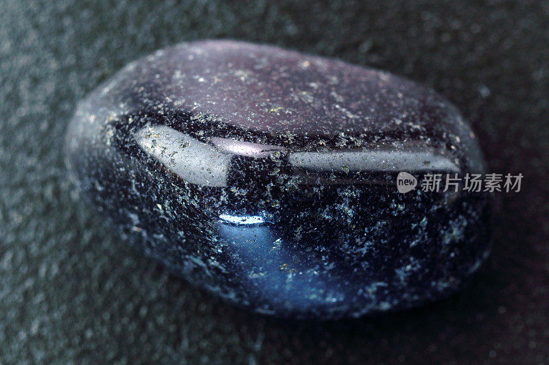 天然矿物岩石标本抛光黑色缟玛瑙宝石接近宏观