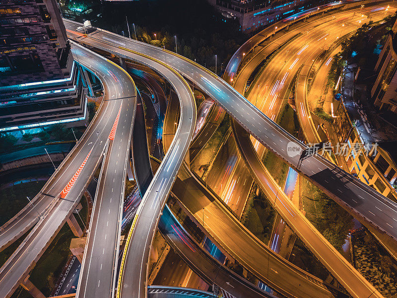 无人机视图直接在夜景城市与高架公路桥梁交叉路口