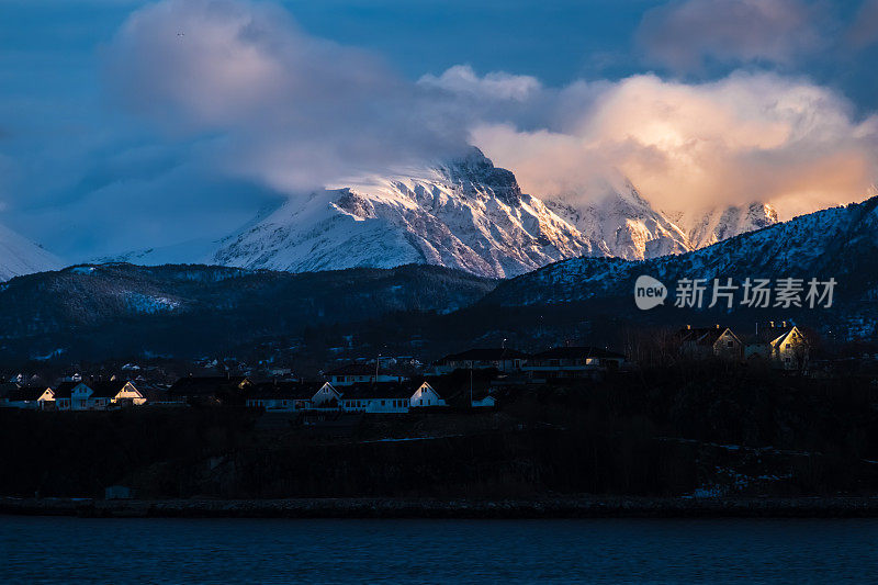 挪威诺德兰，挪威海上冬季日出时的雪山