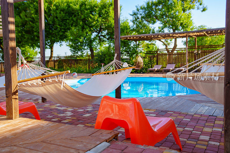 吊床，躺椅是泳池边的设施，为客人放松，吸收阳光
