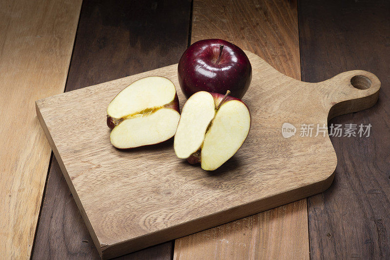红苹果放在砧板上，放在木桌上