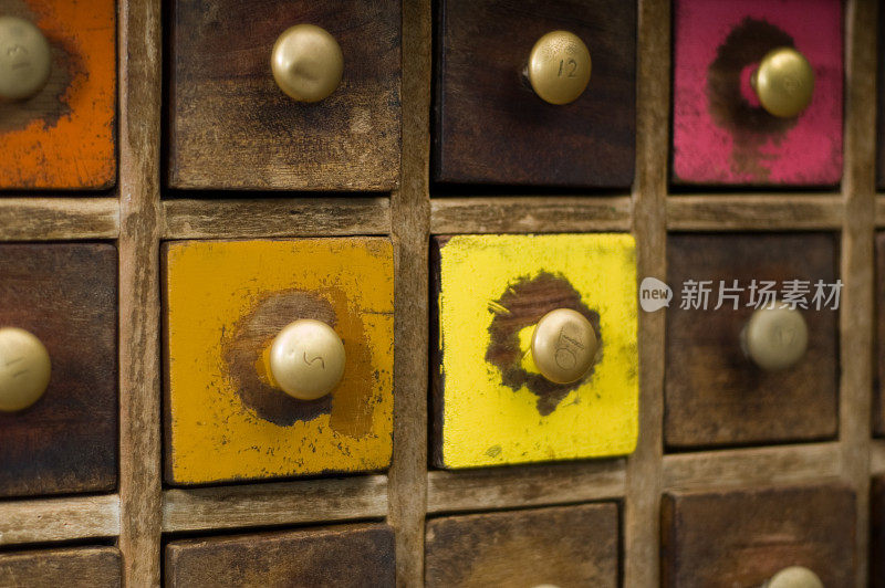 木制橱柜上的黄铜把手，门是彩绘的