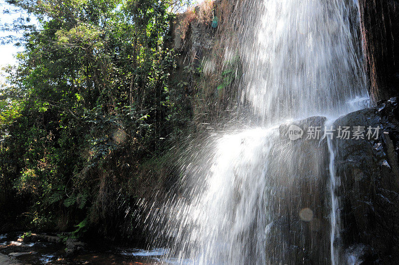 卡盖拉瀑布飞沫飞溅，布隆迪鲁塔纳省