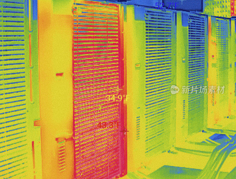 屋面分体系统不同部位的华氏温度变化。屋顶上装有冷却塔的空调机组的彩色红外热照片。