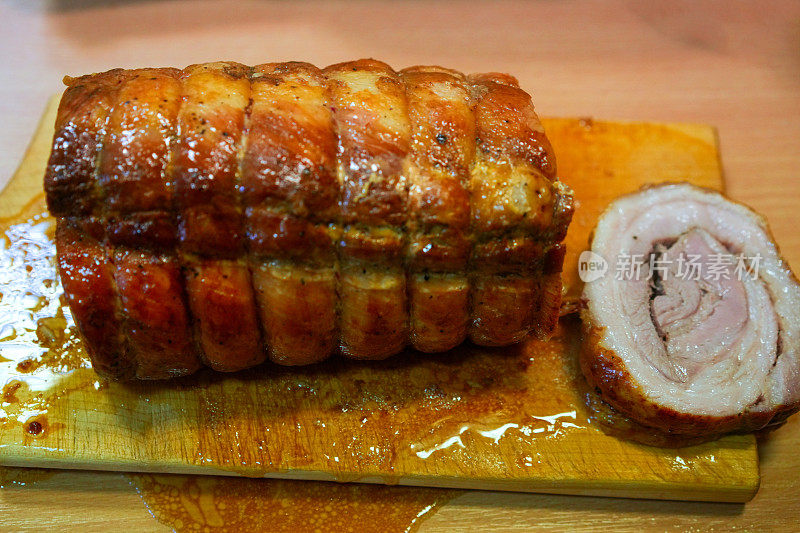 木盘上的猪肉卷是一道精致美味的菜肴。