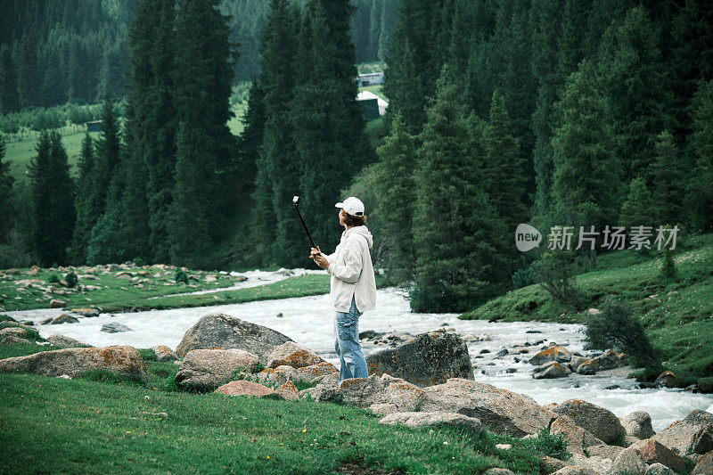 阴雨天气，女游客在大山河旁展示自己。有问题的视频