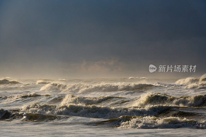 瓦登海区特塞尔岛海滩上的海浪