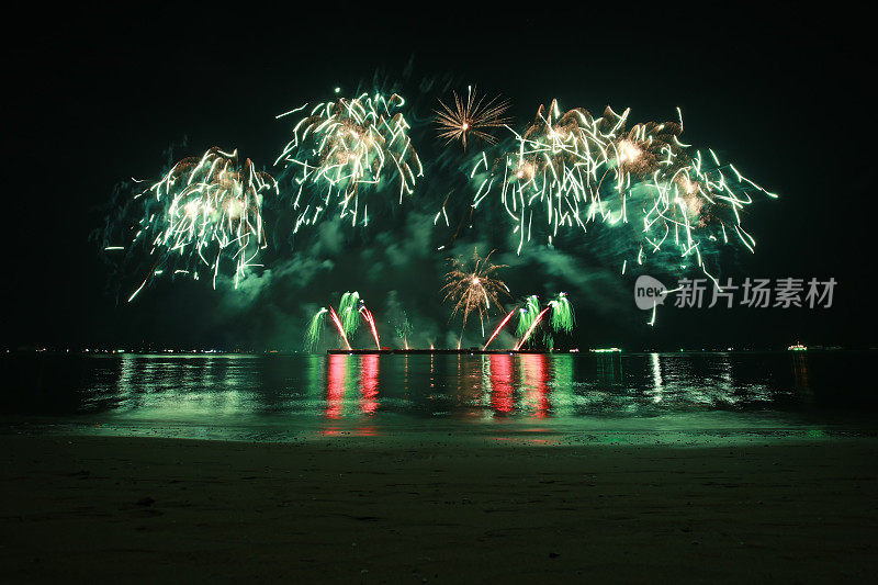 在芭堤雅国际烟花节拍摄的美丽多彩的烟花夜景