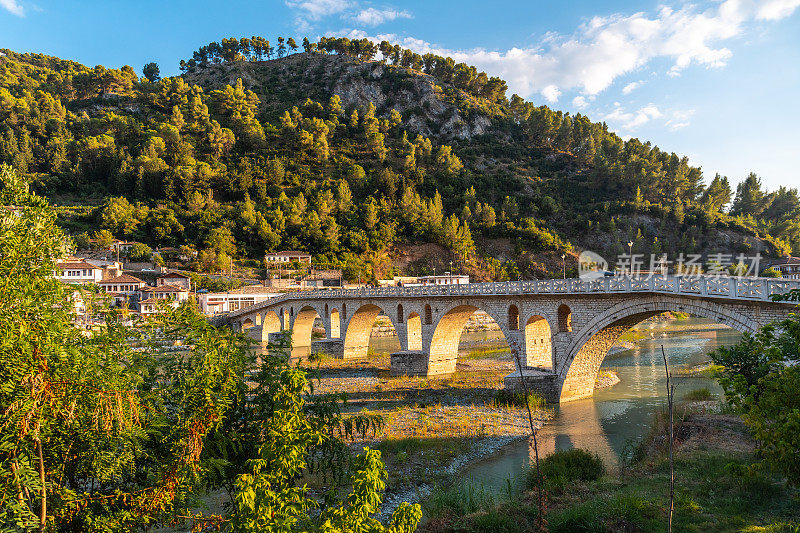 位于阿尔巴尼亚历史名城贝拉特的戈里察大桥及其河流，联合国教科文组织世界遗产，千窗之城