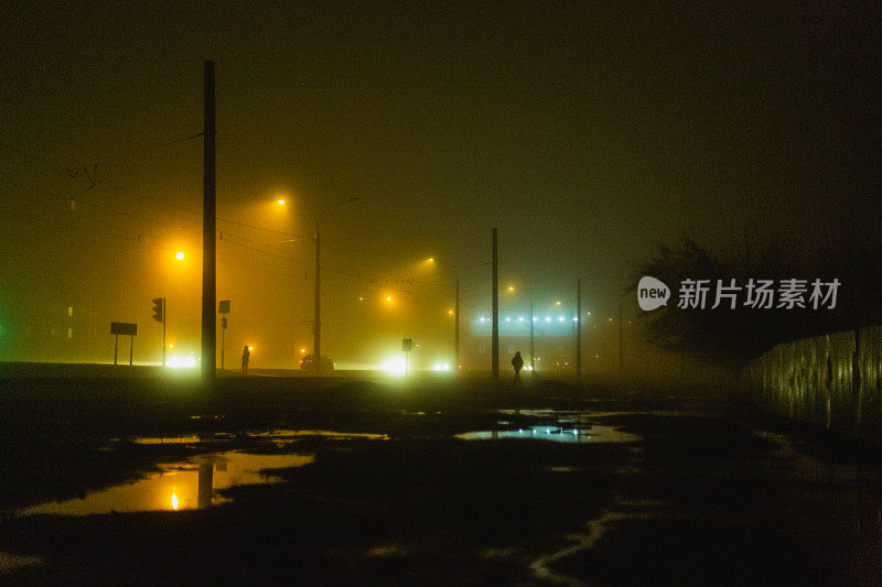 城市街道上的夜雾