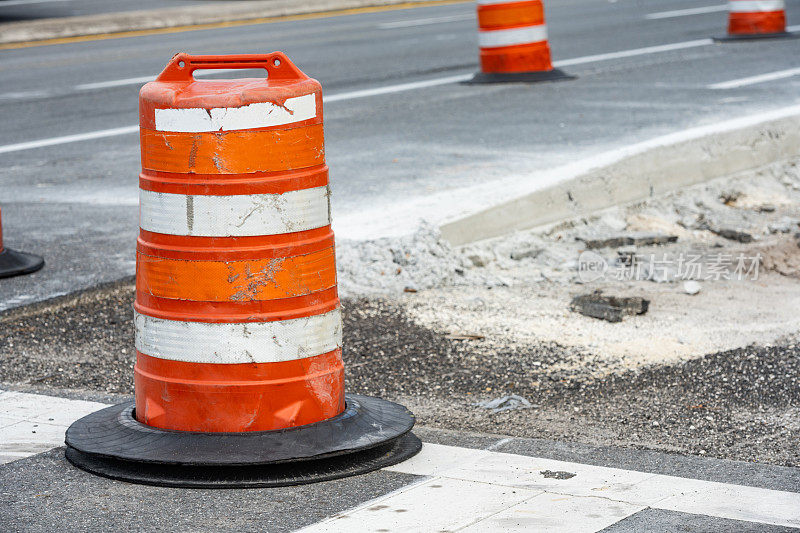 橙色路障标志着美国佛罗里达州的道路建设