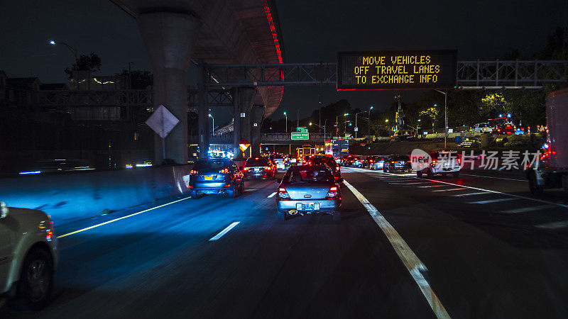 夜间在高速公路上行驶的单轨车道和汽车。范威克高速公路，皇后区，纽约-司机牌照