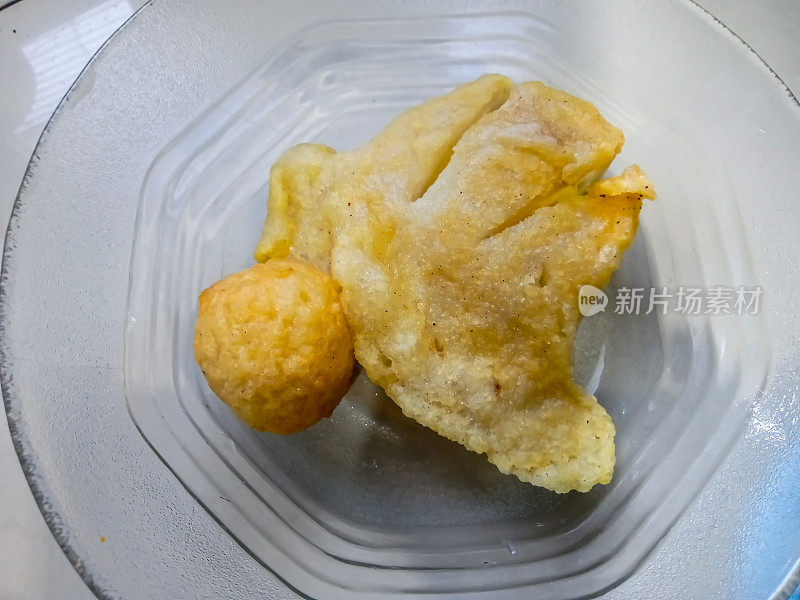 印尼巨港市的一种典型食物——炸面饼。由木薯粉和鱼制成