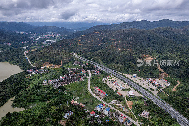 通过山区和农村地区的高速公路鸟瞰图