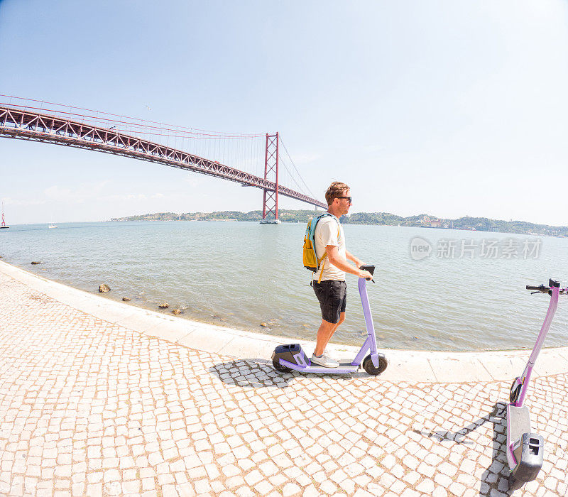 一名男子在里斯本市骑电动滑板车