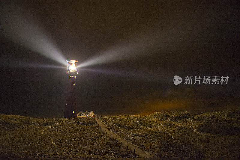 夜间沙丘上的Schiermonnikoog灯塔