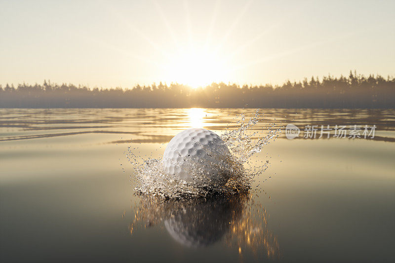 高尔夫球在水中与日落视图背景的特写视图
