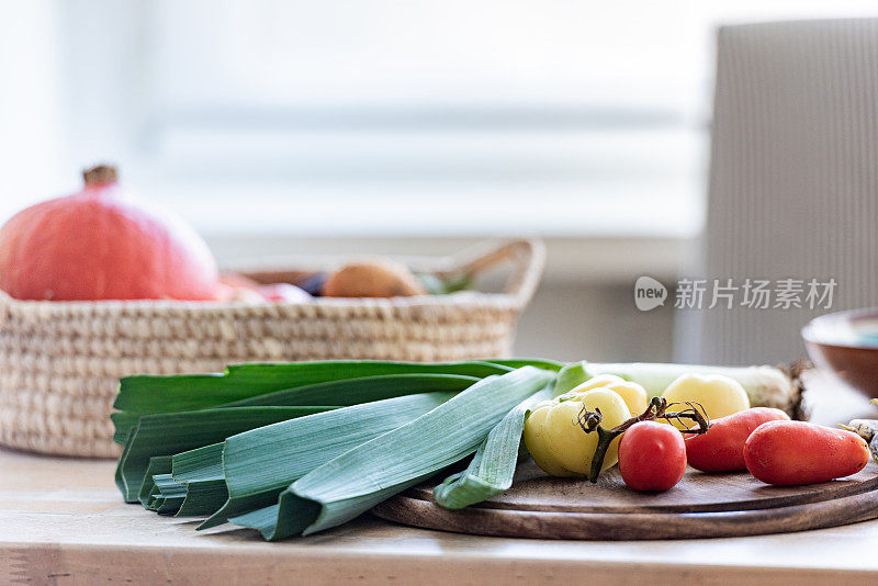 餐桌上摆满了自家种植的蔬菜