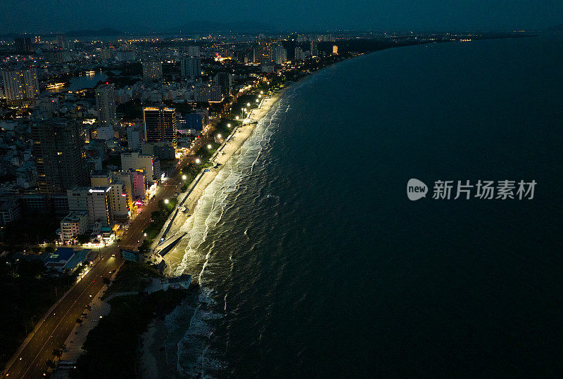 云头沿海城市夜间鸟瞰图，巴里亚云头省