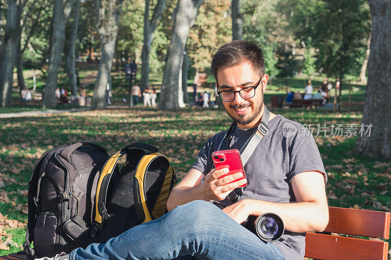 一个被捕捉的时刻:摄影师在拥抱数字连接的公园里休息