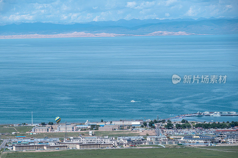 青海湖，草原，蓝天白云下的小镇