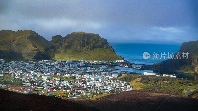 位于冰岛海岸外的宁静小镇Vestmannaeyjabær生活在两座火山的阴影下