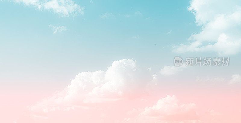 天空粉彩多云光抽象粉红蓝云幻想梦想天气氛围天堂早晨渐变彩虹壁纸背景自然美景水平，模拟环境夏季背景。
