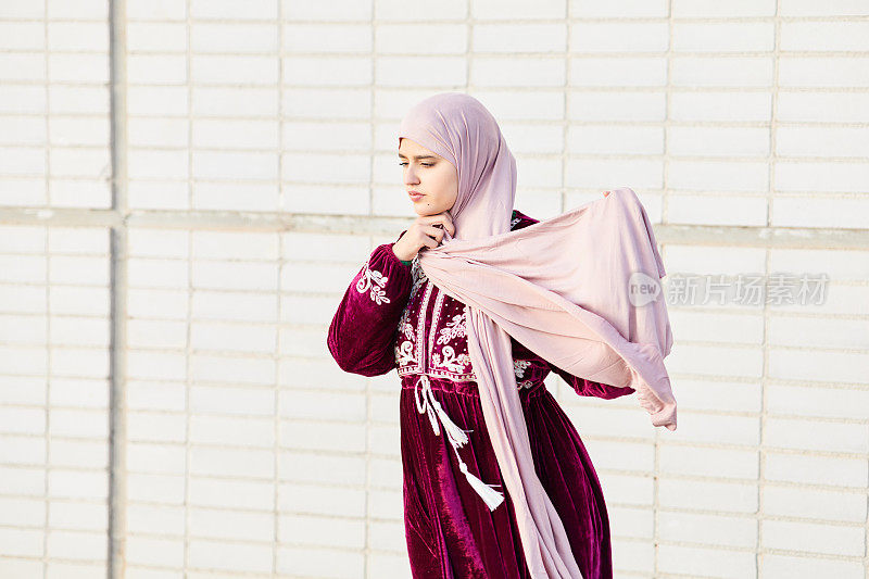 年轻漂亮的穆斯林女孩戴着头巾