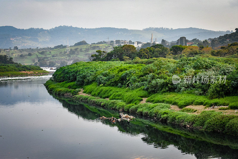 严重污染的Tiete河在巴西圣保罗的桑塔纳德帕尔奈巴的美丽风景中流淌