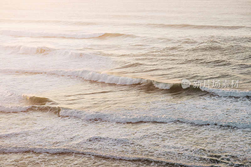 日落时的海浪