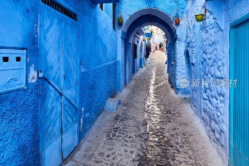 摩洛哥舍夫沙万的蓝色空旷街道上有一个拱门