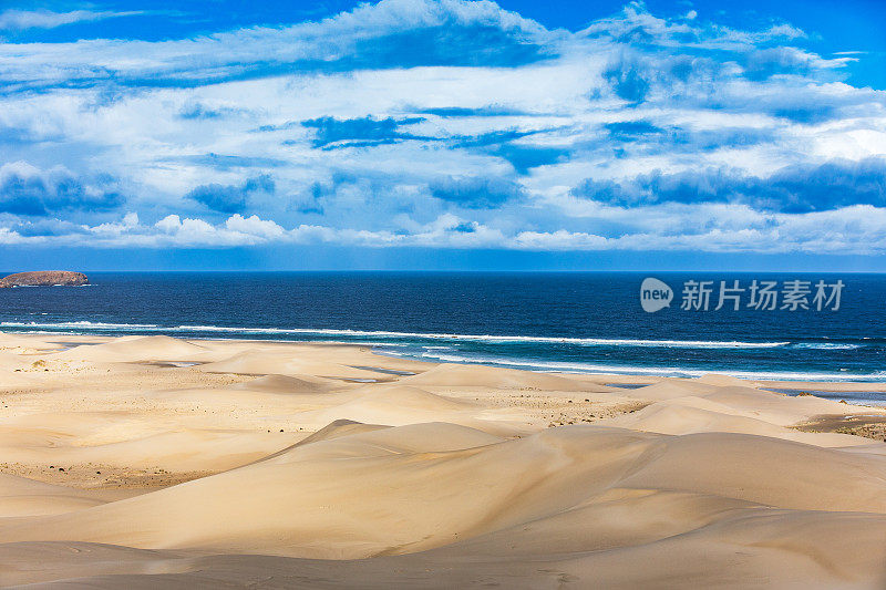 干旱干旱的沙漠景观是沙丘与海洋交汇的地方