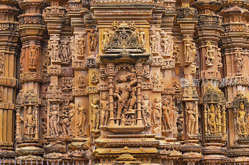印度拉贾斯坦邦贾哈拉帕坦太阳神庙上的瓦哈拉与地球和其他神灵的主要雕刻。