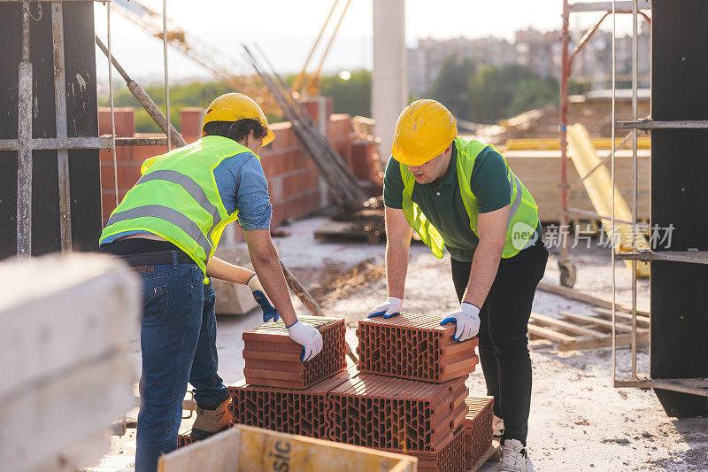 在建筑工地工作的男性建筑工人