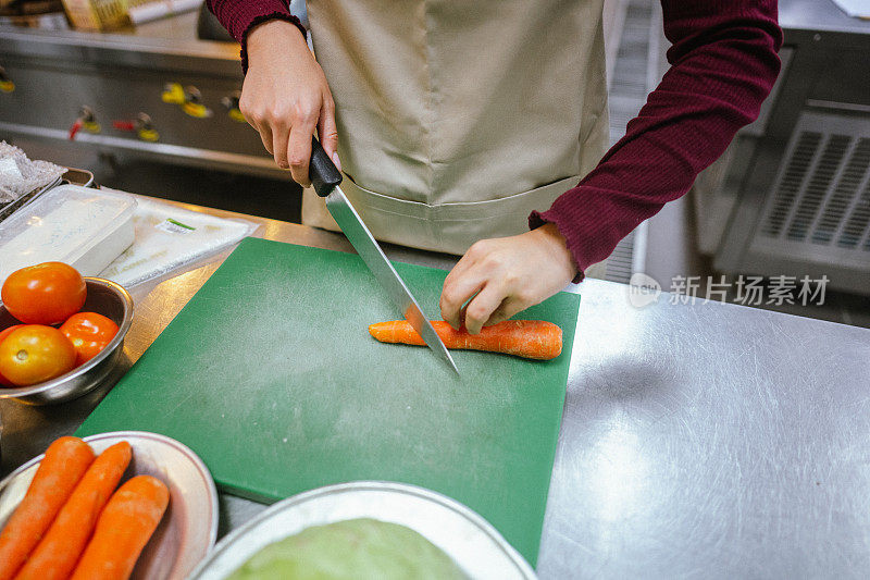 和谐的味道:亚洲学生在厨房课堂上制作美食